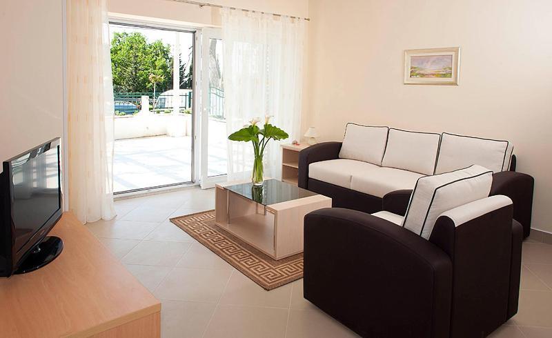 Spacious 1 Bedroom 4 Star Apartment, Mlini Buitenkant foto